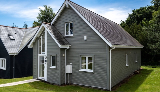 Trewhiddle Villa 27 - a trewhiddle that sleeps 6 guests in 3 bedrooms