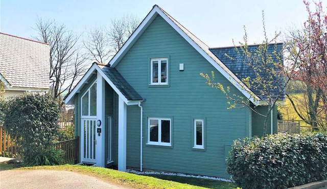 Trewhiddle Villa 10 - a trewhiddle that sleeps 7 guests in 4 bedrooms