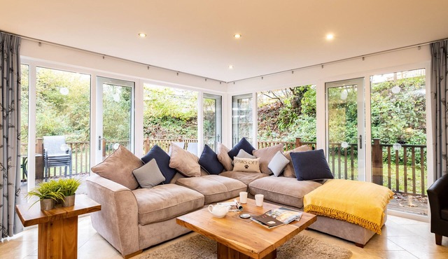 Trewhiddle Villa 16 - a trewhiddle that sleeps 7 guests in 4 bedrooms