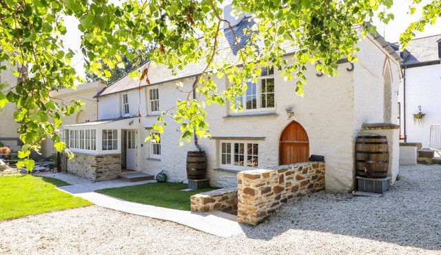 TREWINCE MANOR COTTAGE, pet friendly, with pool in Portscatho