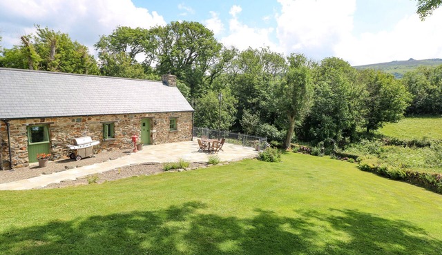 TREWRACH COTTAGE, pet friendly, with open fire in Dinas Cross