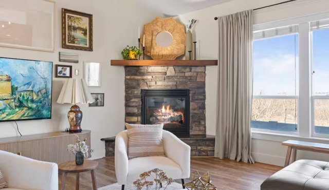 Tri-Cities Sunset Sanctuary: Peaceful Views, Central Location, Family-Friendly