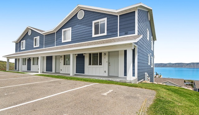 Tri-level condo w/shared pool, hot tub, sports courts, & views of Bear Lake