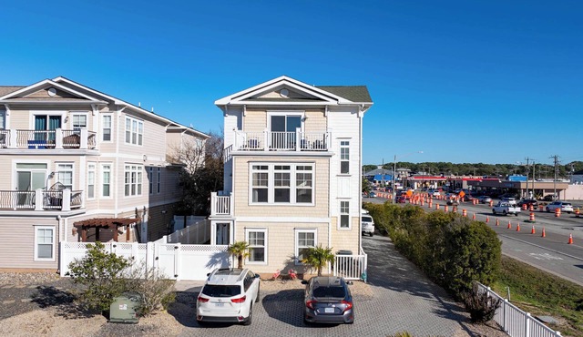 Tri-level home, bright, spacious, private suite, yard, balconies & storage