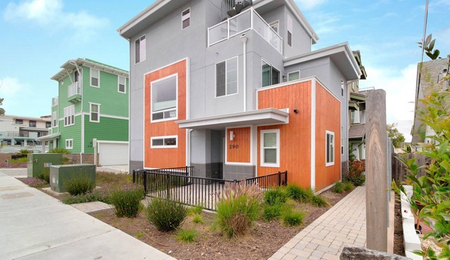 Tri-Level Ocean Views, Rooftop Deck - and More!