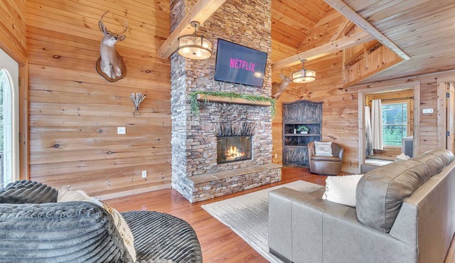Tri-state Corner Cabin with a fire pit, hot tub, & indoor pool!