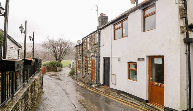 TRIANGLE INN COACHOUSE, pet friendly in Rhayader