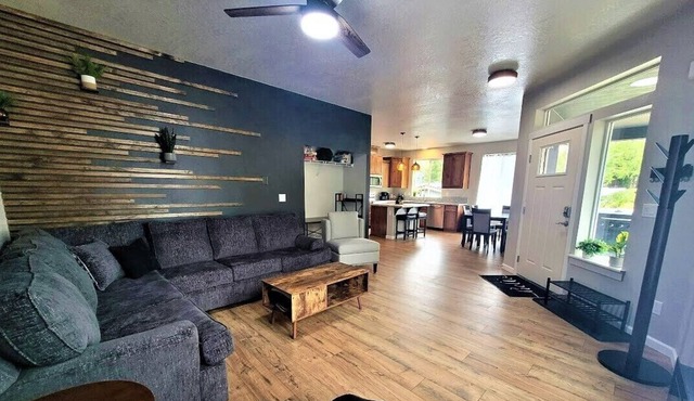 Triangle Lake Retreat! Fish/Kayak/Ski/Rock Slides!