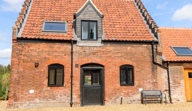 TRICKER'S COTTAGE, pet friendly, character holiday cottage in Lenwade