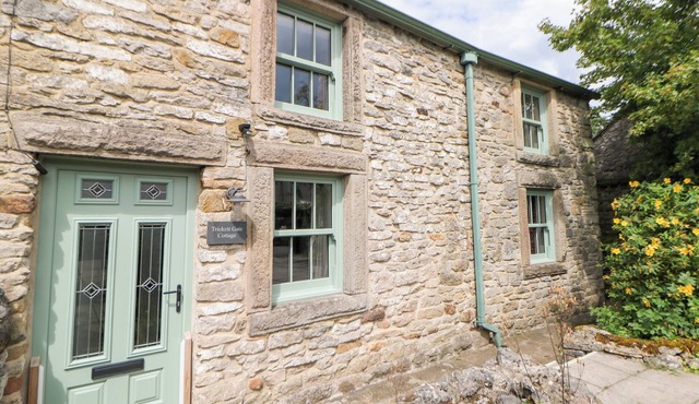 TRICKETT GATE COTTAGE, family friendly in Castleton, Peak District