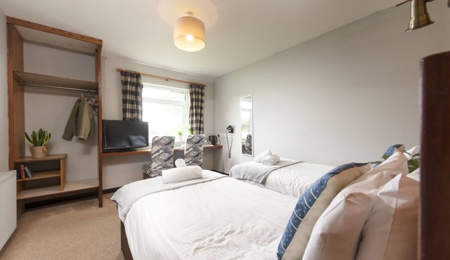 Tricky's at Tolgus Inn, Redruth - Twin Room - Pet Friendly - Free WiFi & Parking