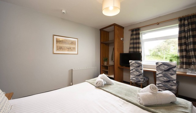 Tricky's at Tolgus Inn, Redruth - King Room - Pet Friendly - Free WiFi & Parking