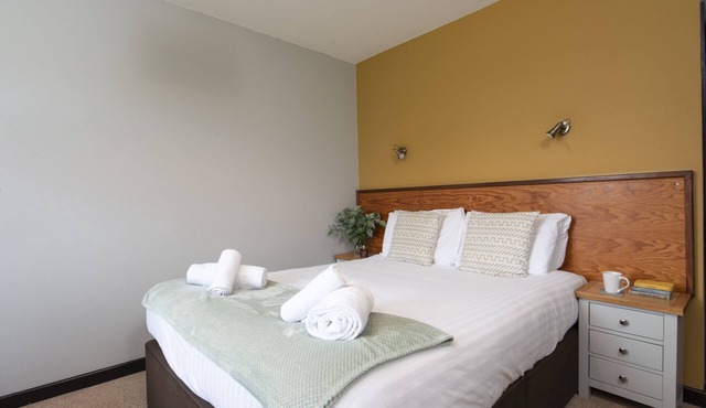 Tricky's at Tolgus Inn, Redruth - King Room - Pet Friendly - Free WiFi & Parking