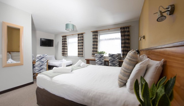 Tricky's @ Tolgus, Redruth - Family Room -Free Wifi & Parking - Accessible Room