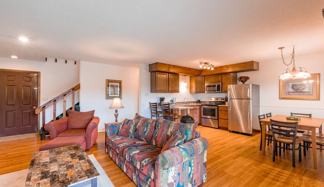 Trilevel 2 Bedroom Condo in Lakeside Resort Community (1 King & 2 Queen Beds)
