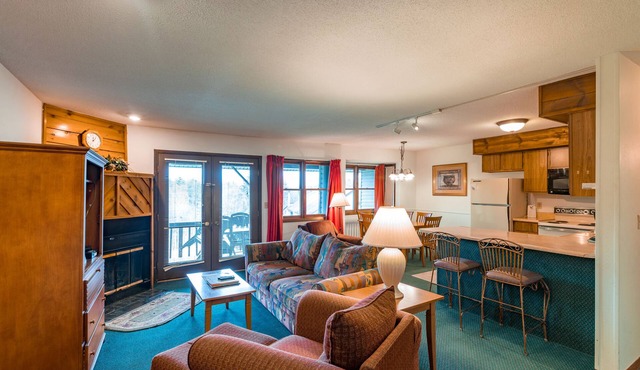Trilevel 2 Bedroom Condo in Lakeside Resort Community (1 Queen & 2 Twin Beds)