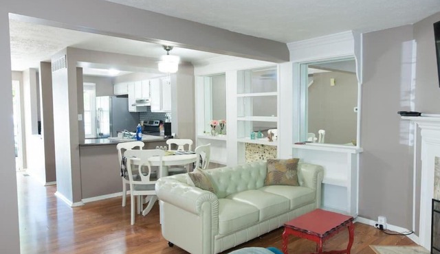 Trilevel, King beds, Great Location!!