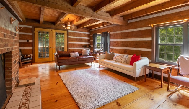 Trillium Chalet - Luxury Primitive Cabin tucked in the woods on 10+ acres