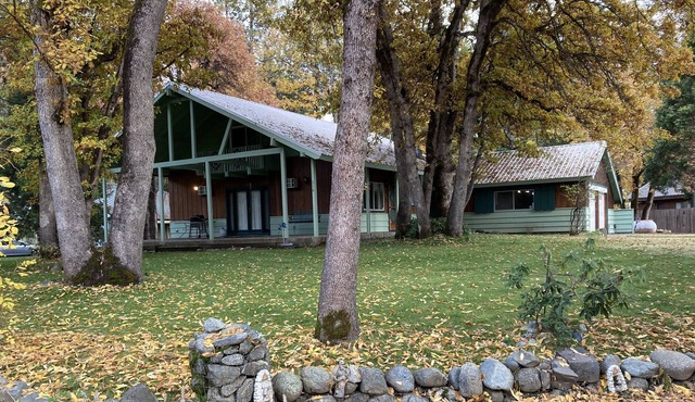 Trinity Alps & Lake Family Chalet with Game Room