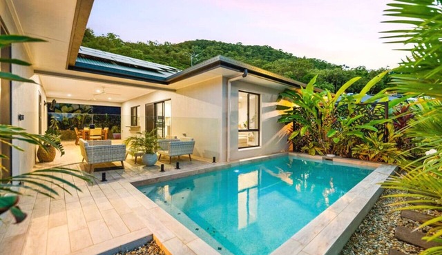 Trinity Beach Breeze- Luxury Pavilion-Style Villa | Private Pool & Mountain Views | Walk to Beach