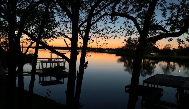 Trinity Chalet, Lakefront Downstairs Home w/, Covered Patio! Sleeps 3