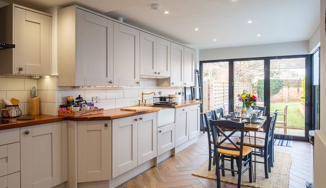 Trinity Cottage, Stratford-upon-Avon - sleeps 5 guests in 3 bedrooms