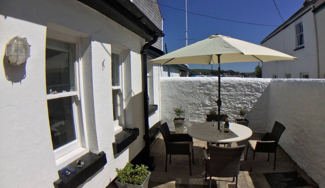 TRINITY COTTAGE. Charming historic cottage just off the Quay in Appledore.
