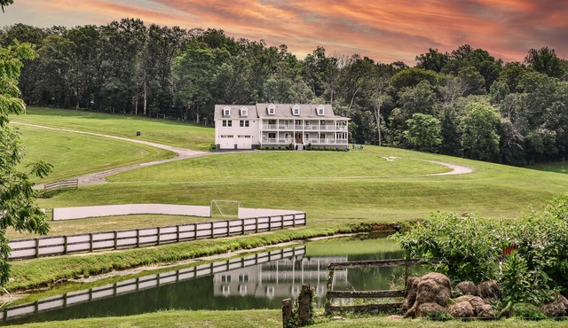 Trinity Farm Manor: Private Lake Retreat and Soccer Arena
