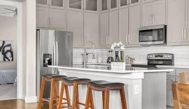 Trinity Groves Retreat | Large Modern 5 BR Home