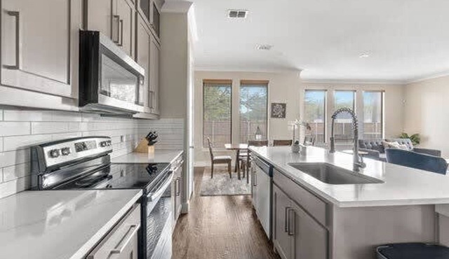Trinity Groves Retreat Large Modern 5 BR Home