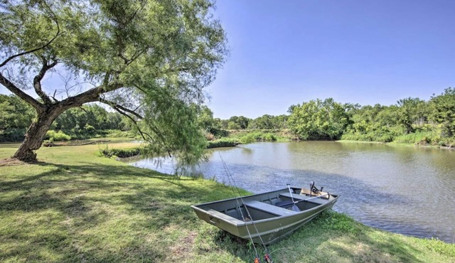 Trinity River Cabin, 20 Acres, Stocked Fishing Pond, Views of the Trinity River.