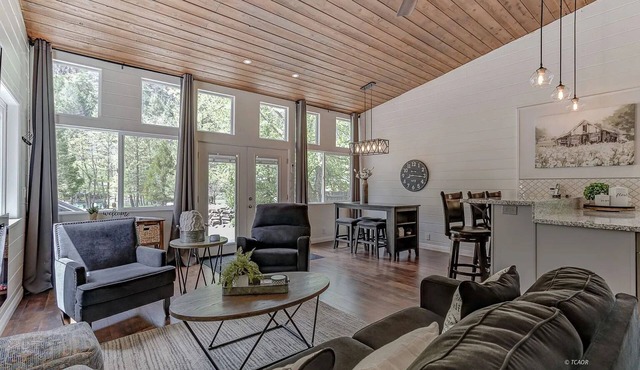 Trinity River Modern Farmhouse: Private Boat Launch, Fire Pit, outdoor games