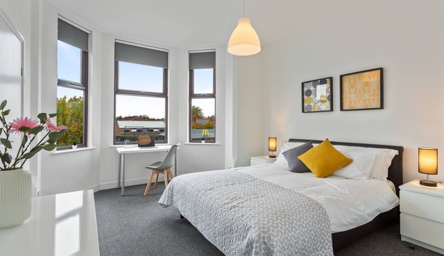 Triple En-Suite Room with Free Parking and Wi-Fi