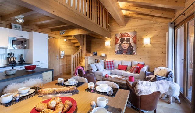 Triplex 100m², full services 4 *, 3 bedrooms, 2 bathrooms/d, 3 South balconies and 2 parking spaces