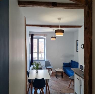 Triplex avec vue sur place du centre historique.