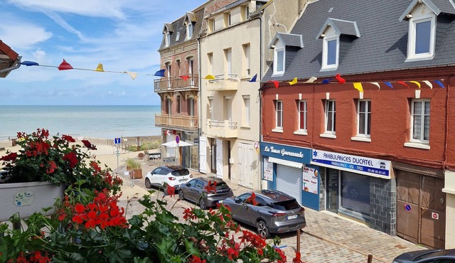 Triplex house in the village center, 30 m from the beach, ideally located