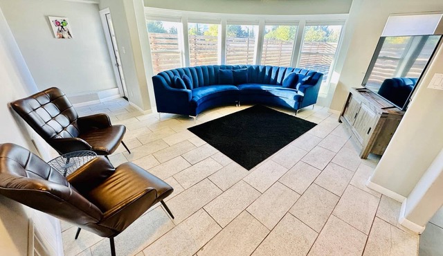Triplex in Great Neighborhood/6 BR/10TVs/Sleeps 23