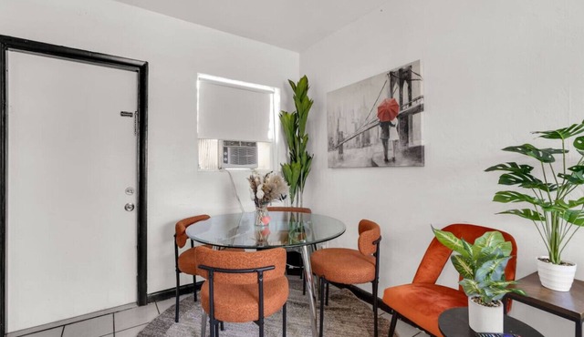 Triplex with 3 Bedrooms, 6 Min/Beach+Free Parking