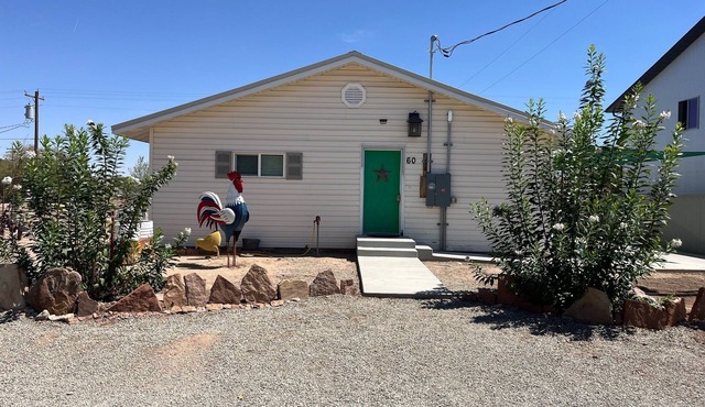 Trista's Farmhouse 4-bedroom in Hanksville close to Lake Powell and Capitol Reef