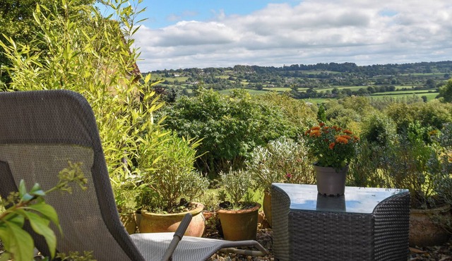 TRISTER STUDIO, pet friendly, character holiday cottage in Wincanton