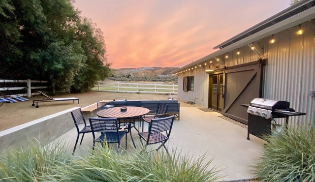 Triumph Oaks Modern Ranch Guest House Farm Stay! Chickens, Goats & Horses!