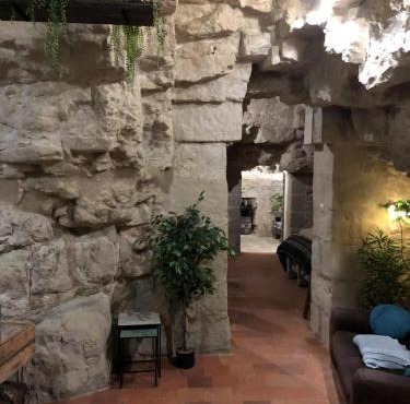 TROGLODYTE - La Grotte d'Auré
