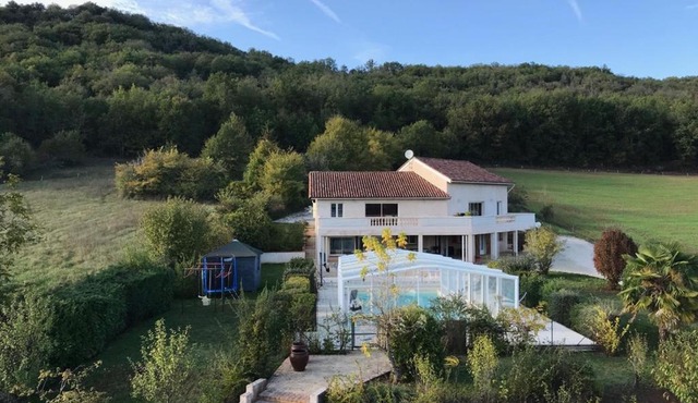 Trois gîtes ensemble dans le même immeuble devant la piscine avec terrasses offrant une vue magnifique, dont une couverte au niveau de la piscine et vue sur la vallée à l'étage