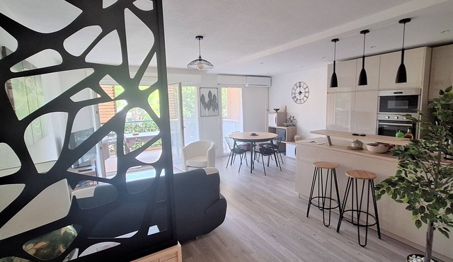 Trois Pièces , Terrasse, 15' à Pied de la mer