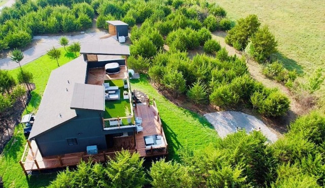 tRomantic Getaway Cabin w/Rooftop Spa, Fire Pit & Golf Cart