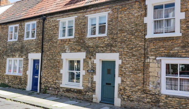 TROOPERS COTTAGE, pet friendly, with a garden in Frome