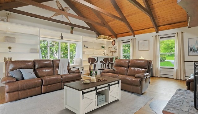 Trophy House - FIFA World Cup HQ, Only 8 Miles Away w/Hot Tub + Firepit