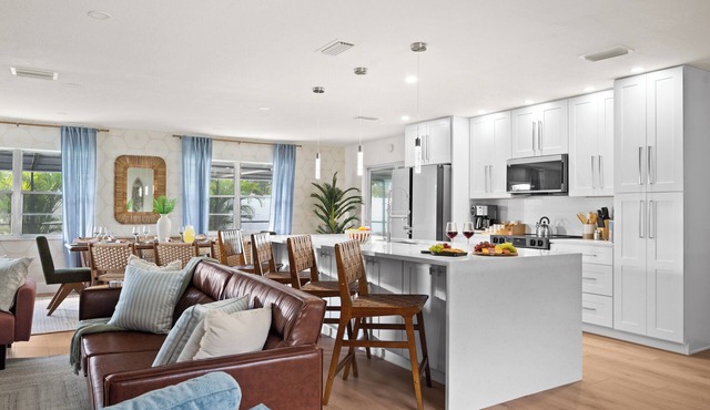 Tropic Luxe - Saltwater Pool + Hot Tub + 3 Miles to IMG