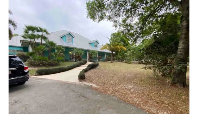 Tropic Retreat! Pool, 3 acres, pond, 4500sq ft