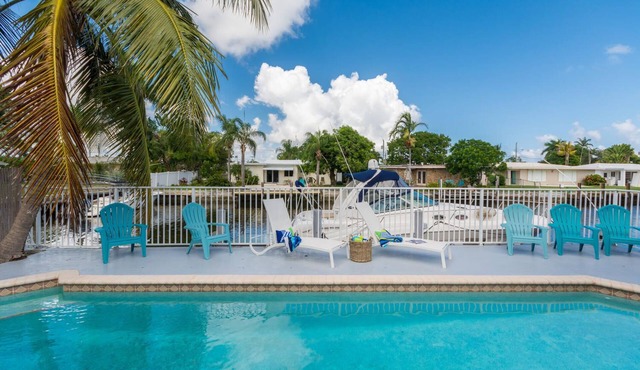 Tropic Tiki Villa. Private Pool, Hottub, Tiki & Waterfront! Great location!